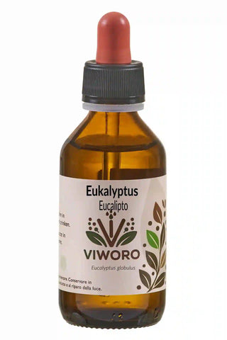 Flacone ambrato da 100 ml con pipetta di gomma rossa; etichetta bianca “Eukalyptus / Eucalipto” con logo floreale e testo verde-marrone.