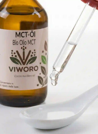 Dettaglio della purezza dell'Olio MCT Viworo: liquido, trasparente e inodore sul cucchiaio.