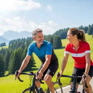 Coppia di ciclisti attivi e felici che pedalano su una strada di campagna, simbolo di un cuore sano.
