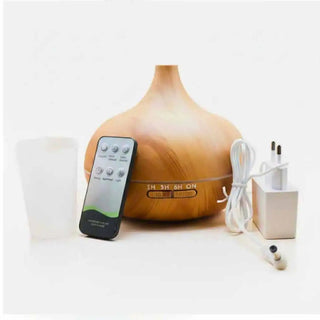 Contenuto della confezione del diffusore effetto legno: dispositivo, telecomando, cavo e misurino.