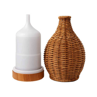 Diffusore in ceramica bianca accanto a diffusore in rattan