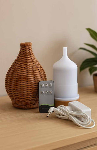 Diffusore in rattan e diffusore in ceramica bianca con accessori