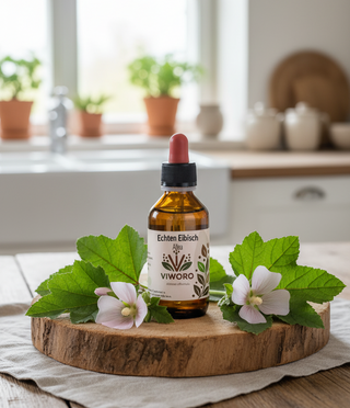 Il flacone di estratto di Altea (Eibisch) 1:1 Viworo su un tagliere di legno con i fiori bianchi e delicati della pianta di altea.