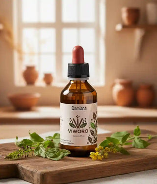 Il flacone di estratto di Damiana T.M. Viworo in una cucina rustica, circondato da foglie verdi fresche.