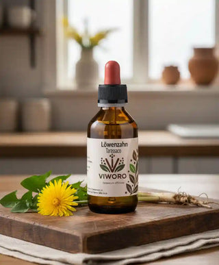 Il flacone di estratto di Tarassaco 1:1 Viworo, decorato con un fiore giallo brillante di tarassaco.