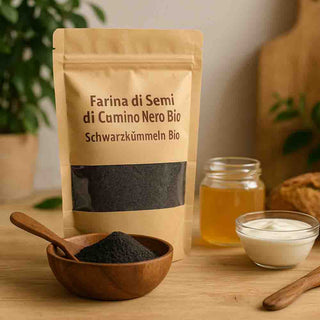 Farina di nigella biologica con miele, erbe e cucchiaio – scena naturale da cucina