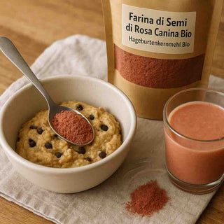 Farina di rosa canina servita con una ciotola di porridge e bevanda alla frutta – uso quotidiano