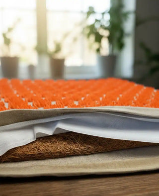 Dettaglio dell'anima interna del tappetino: un blocco compatto di fibra di cocco al 100%, che mostra la qualità ecologica.