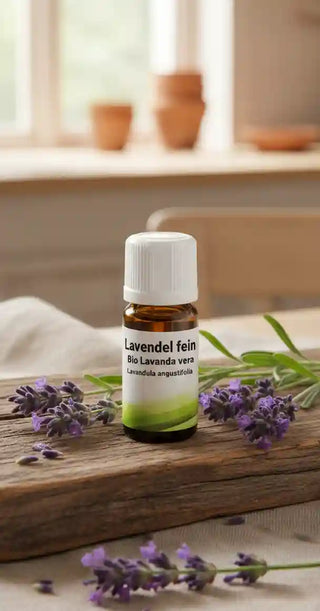 L'olio essenziale di Lavanda Bio Viworo (Lavandula angustifolia) appoggiato su legno con fiori di lavanda fresca della Provenza.